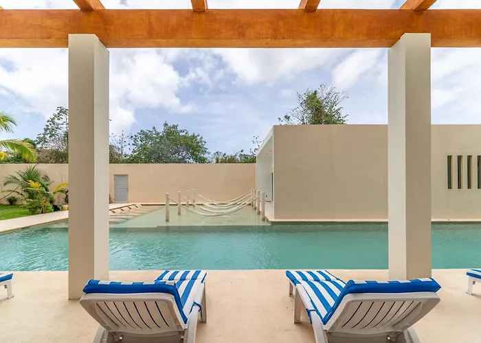 Penthouse With Jungle View Terrace Gym Pool Hottub Holiday home *